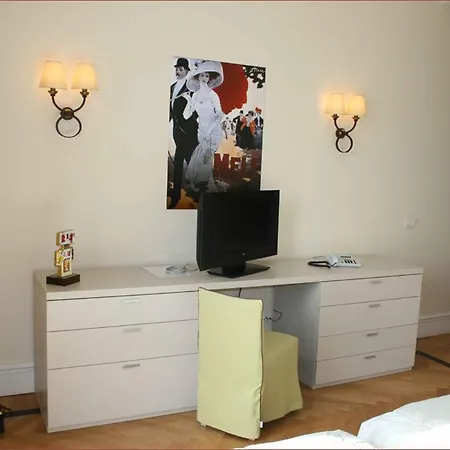 Gli Angioini Srl 4* נאפולי