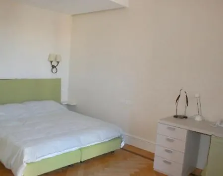 Gli Angioini Srl מלון דירות 4*